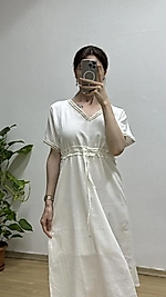 Belden bağcıklı keten elbise